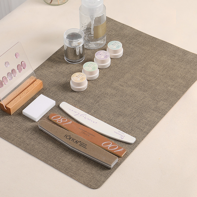 KANIU Tappetino per Salone di  - Leatherwork Table recensione e prezzo