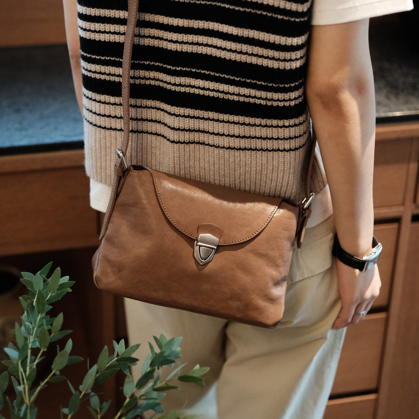 Borsa a tracolla da donna in v - Leatherwork Designs recensione e prezzo