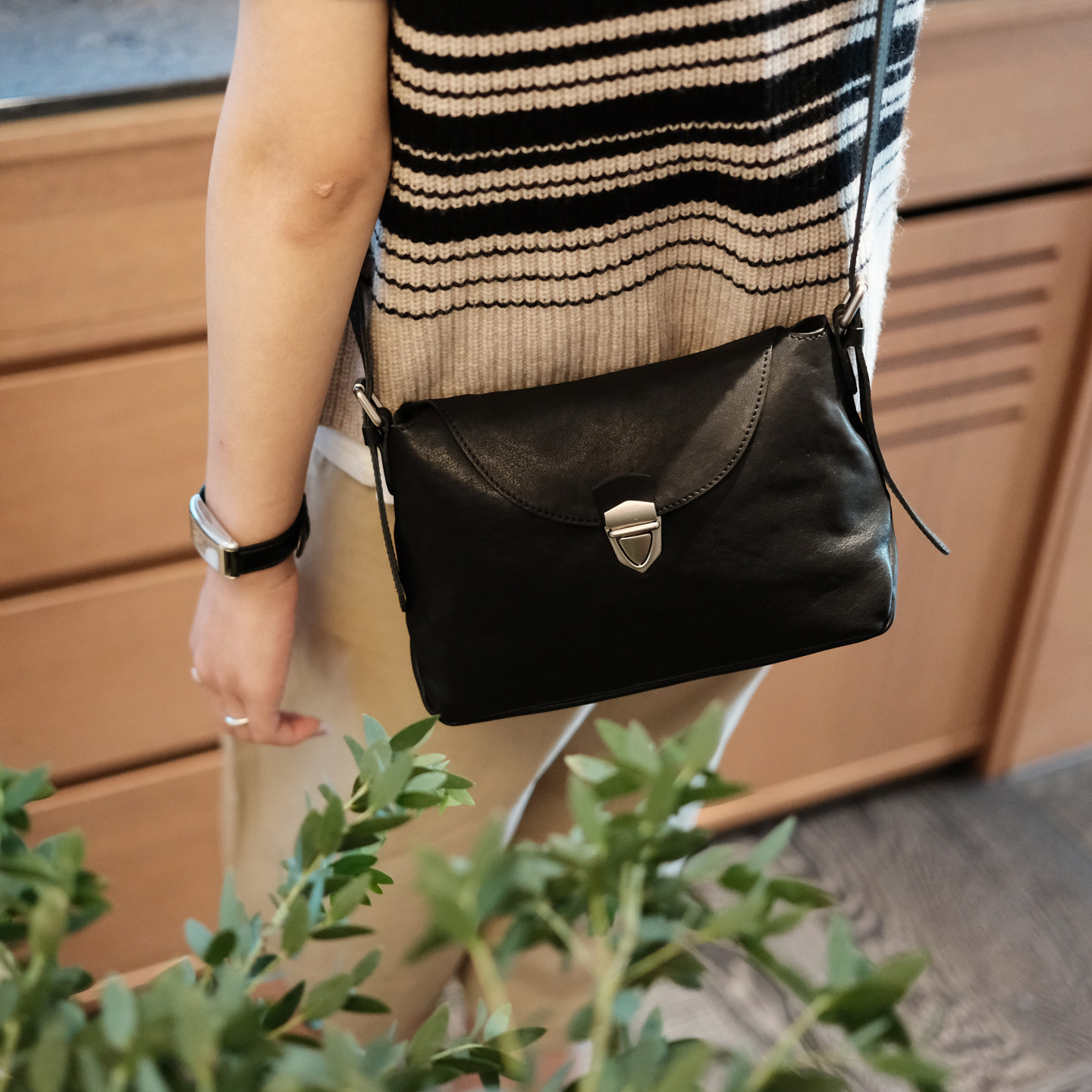 Borsa a tracolla da donna in v - Leatherwork Designs recensione e prezzo