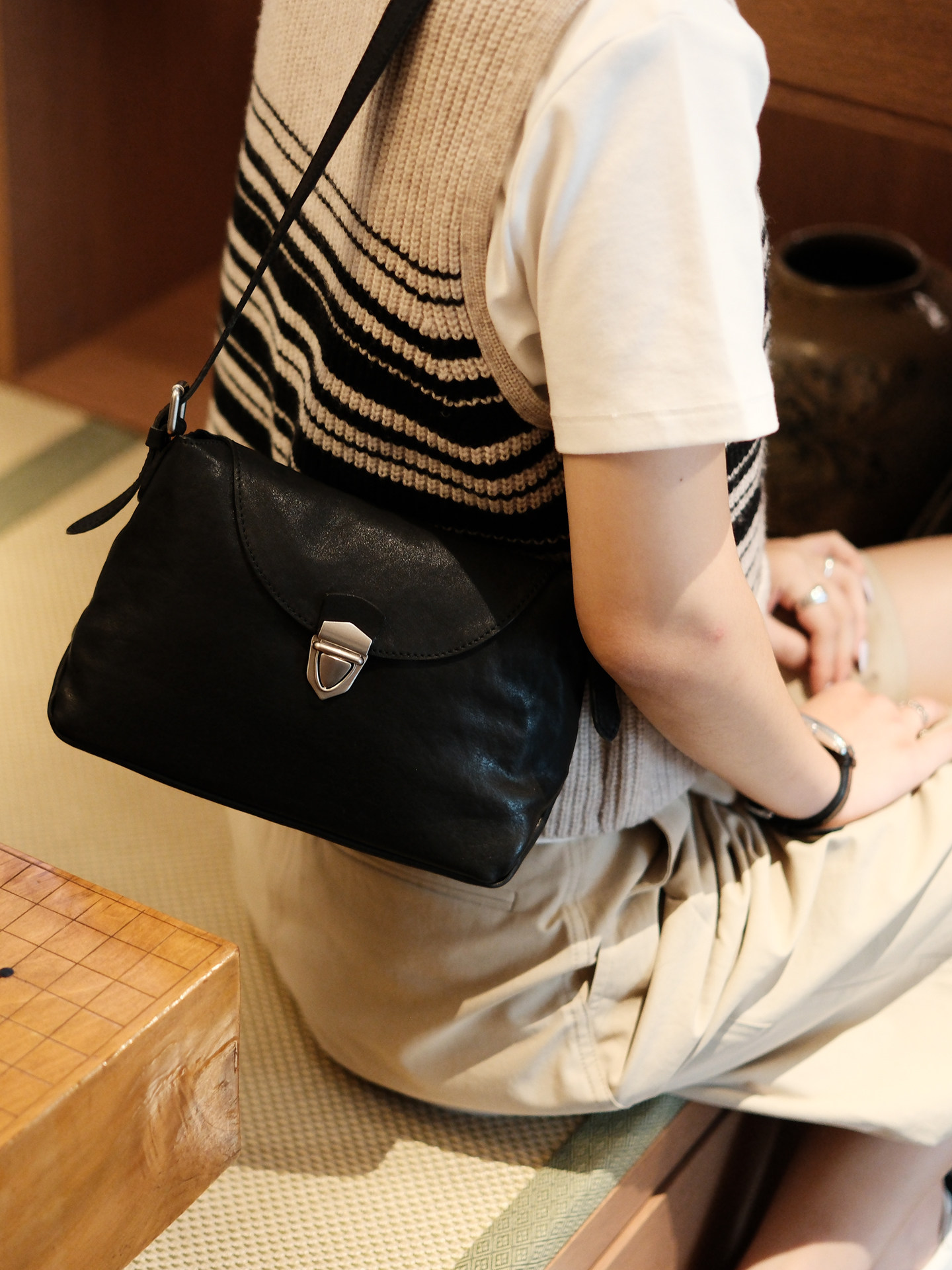 Borsa a tracolla da donna in v - Leatherwork Designs recensione e prezzo